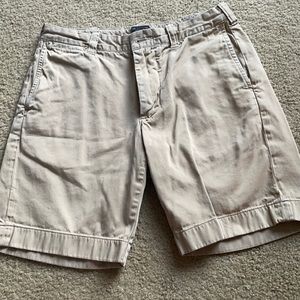 Men’s khaki shorts